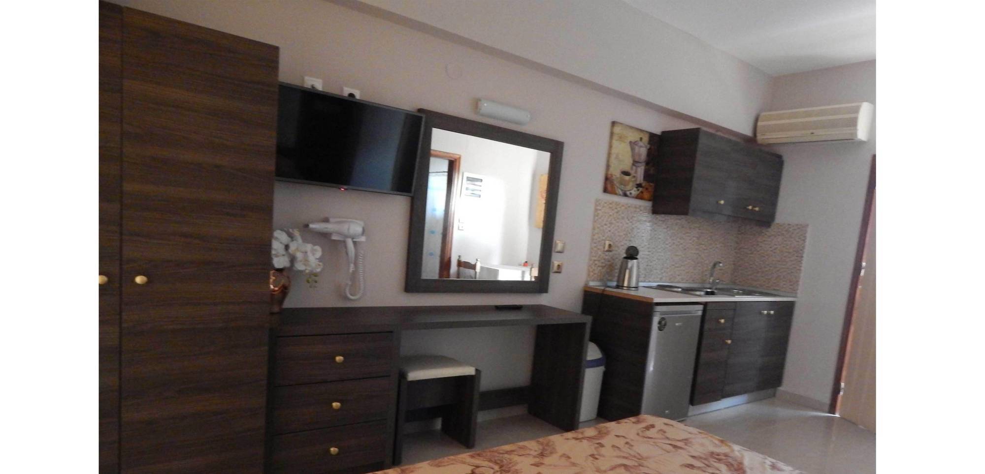 Hotel de apartamente Lyristis Dinos & 3*