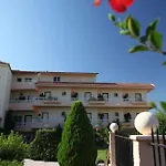 Lyristis Dinos Studios & Apartments